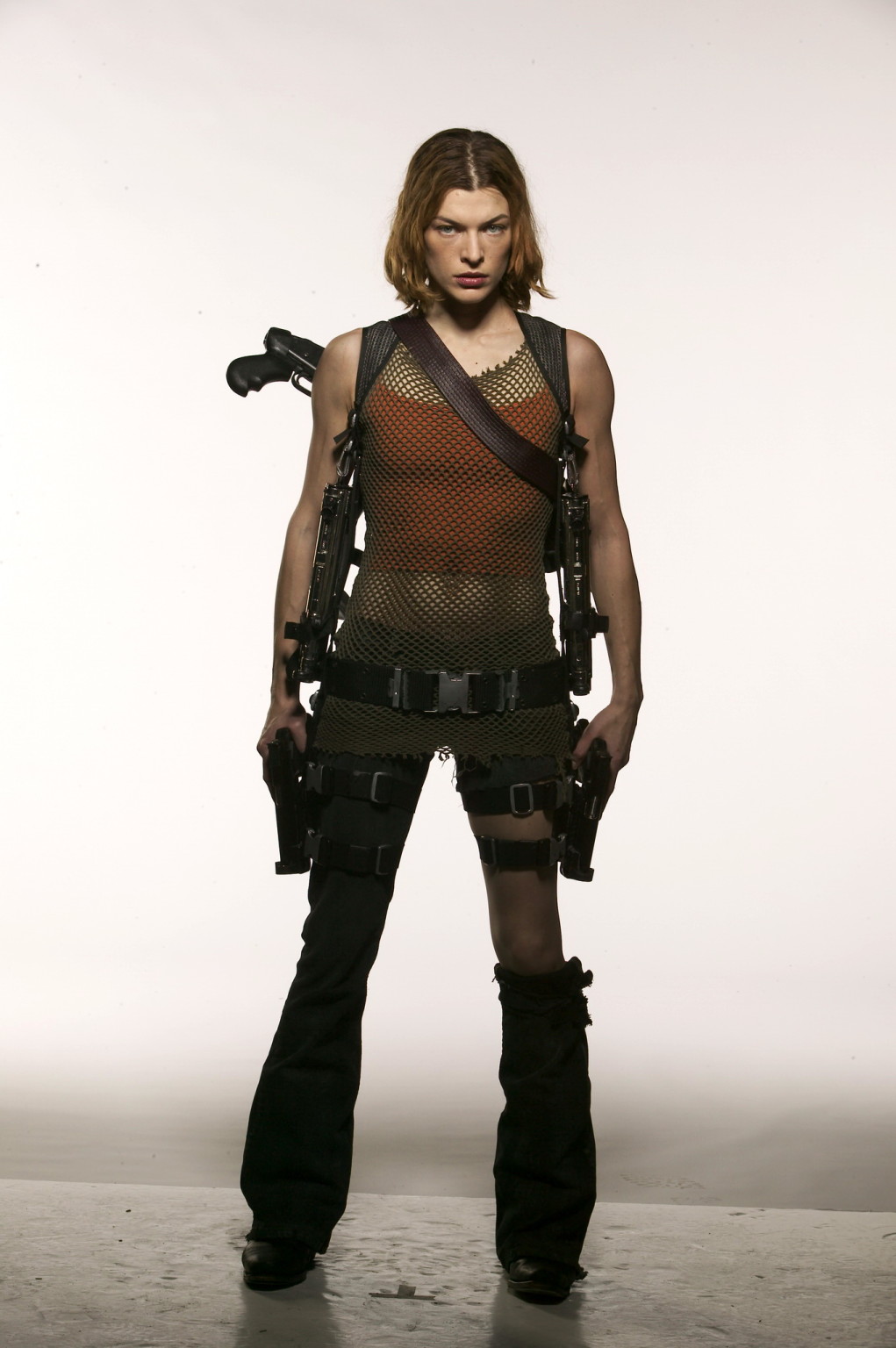 Milla jovovich est sexy, armée jusqu'aux dents dans 'resident evil : apocalypse'.
 #75233247