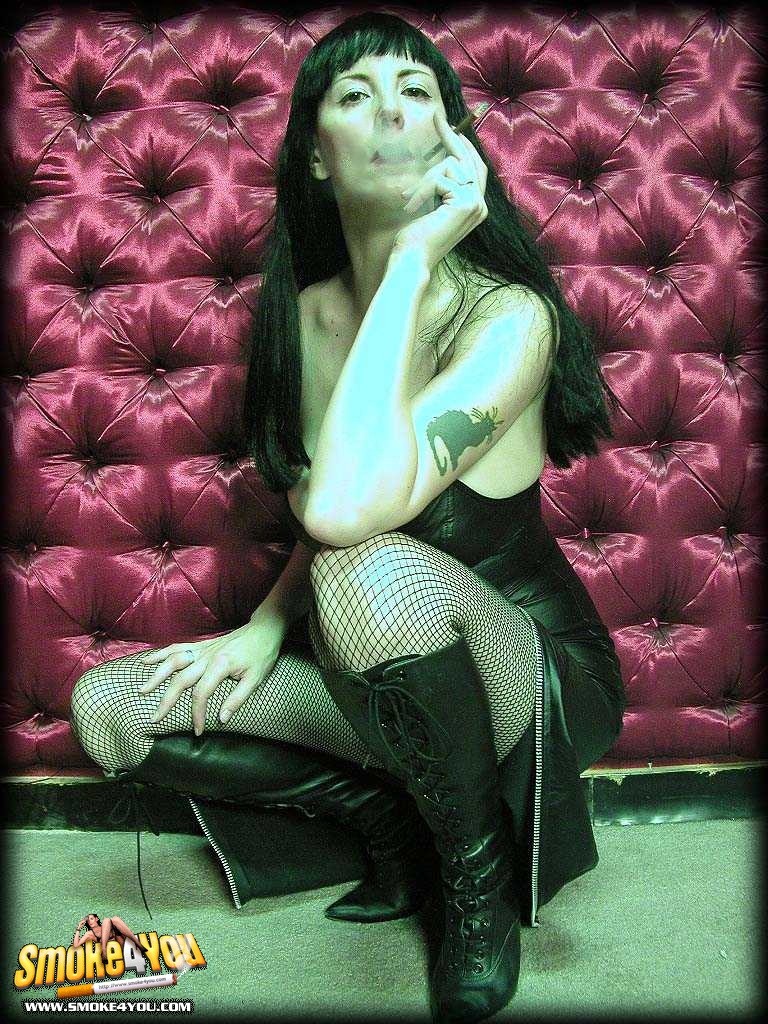 Sexy goth Schlampe katja zündet ihre Zigarre an und spielt mit Rauch
 #76571445