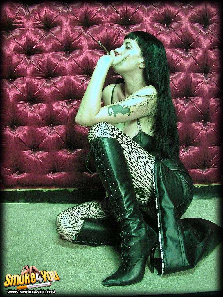 Sexy goth Schlampe katja zündet ihre Zigarre an und spielt mit Rauch
 #76571457