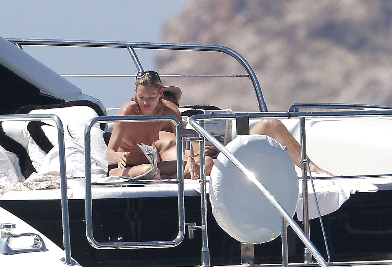 Kate Moss profite d'un bain de soleil seins nus sur un yacht pris par les paparazzis.
 #75296352