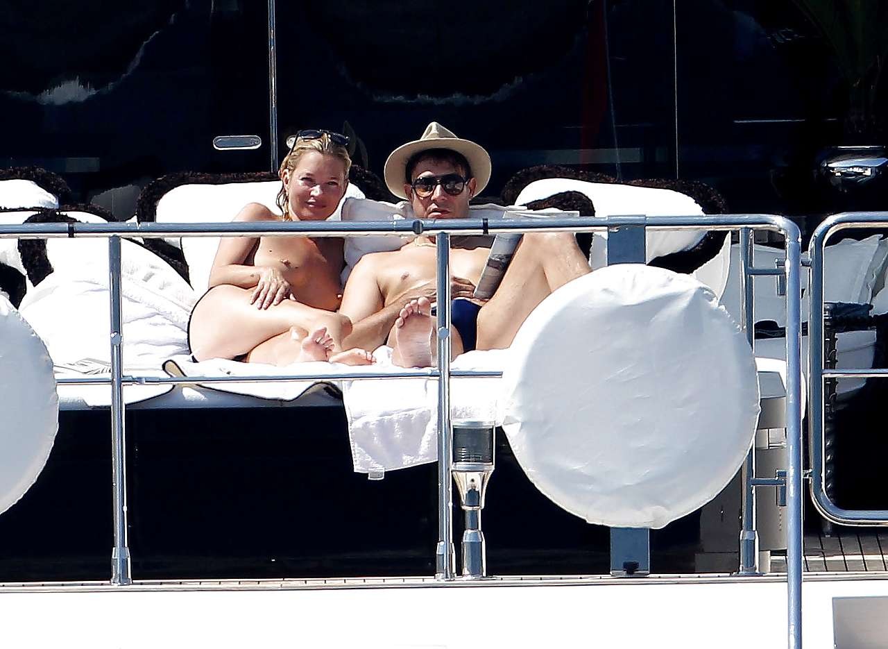 Kate Moss genießt ein Sonnenbad oben ohne auf einer Yacht, die von Paparazzi gefilmt wurde
 #75296359
