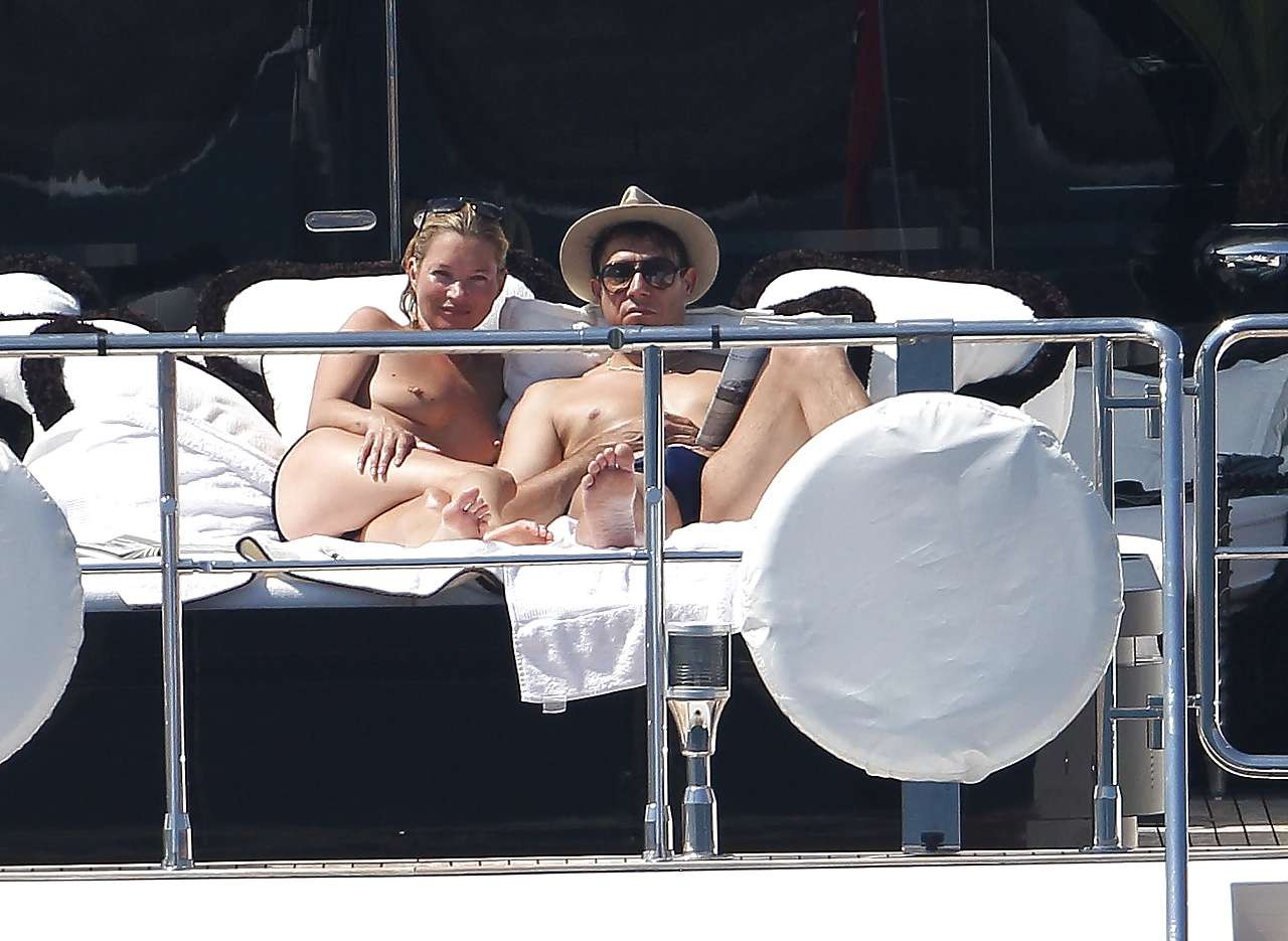 Kate Moss profite d'un bain de soleil seins nus sur un yacht pris par les paparazzis.
 #75296365