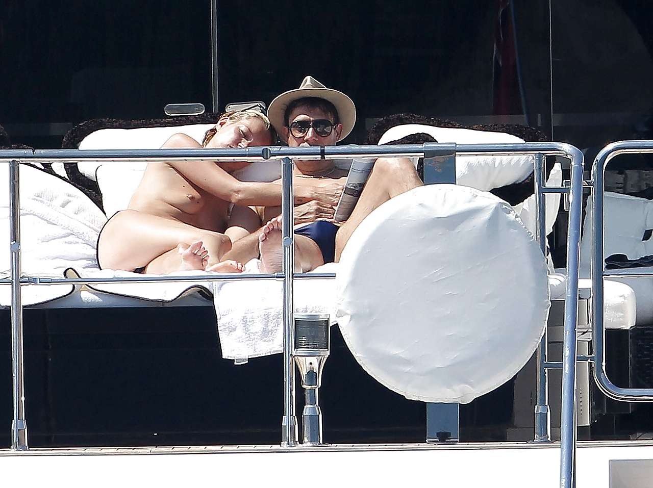 Kate Moss profite d'un bain de soleil seins nus sur un yacht pris par les paparazzis.
 #75296372