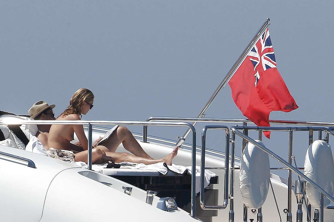 Kate Moss profite d'un bain de soleil seins nus sur un yacht pris par les paparazzis.
 #75296376