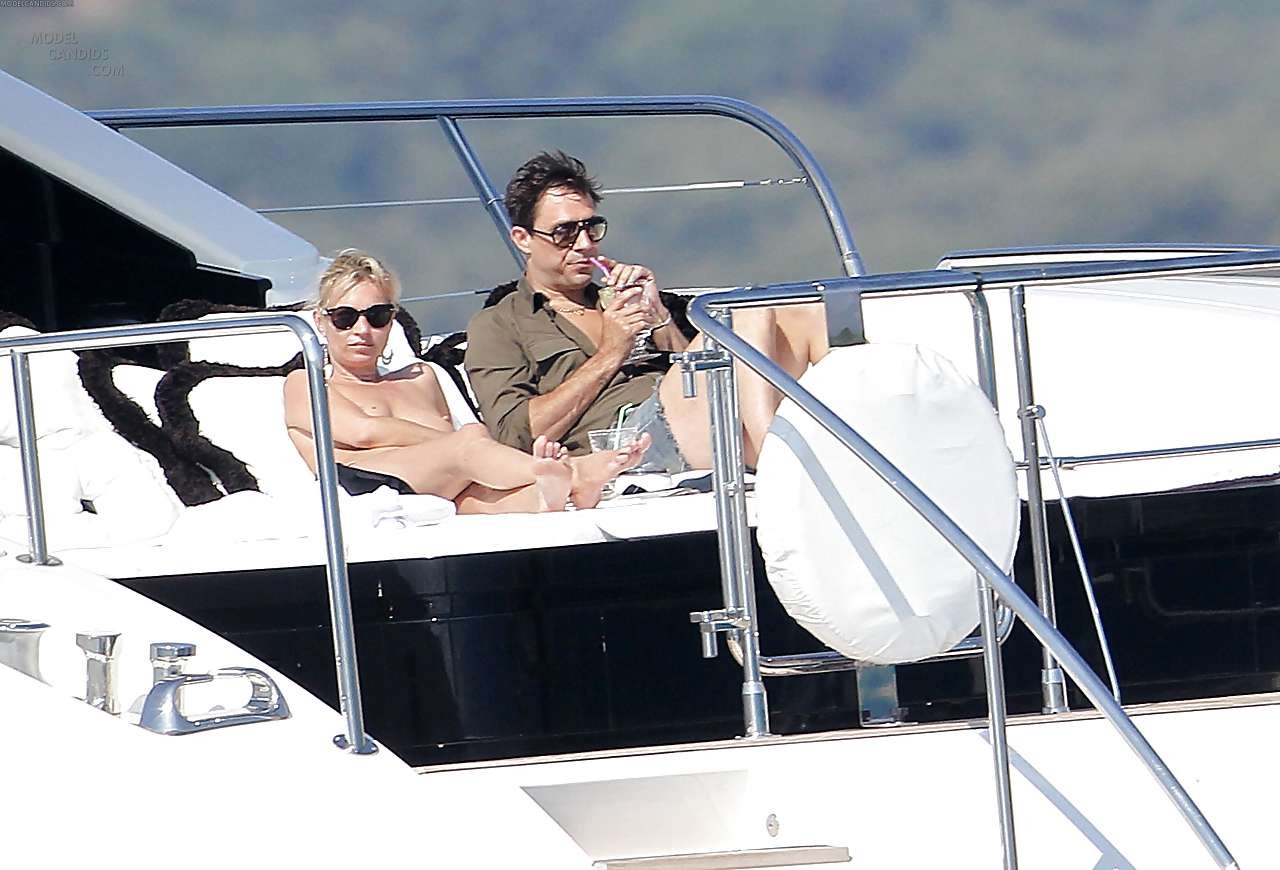 Kate Moss genießt ein Sonnenbad oben ohne auf einer Yacht, die von Paparazzi gefilmt wurde
 #75296381
