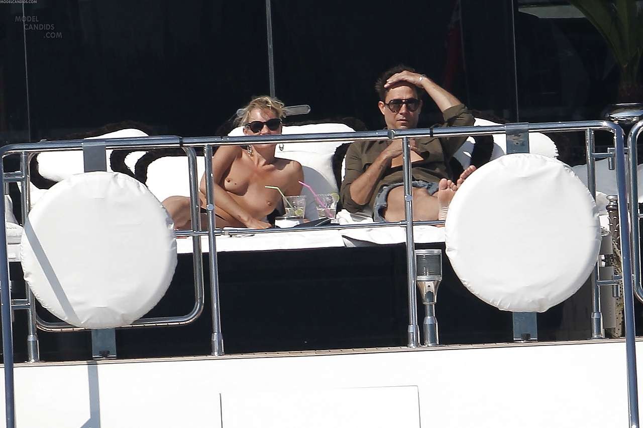 Kate Moss genießt ein Sonnenbad oben ohne auf einer Yacht, die von Paparazzi gefilmt wurde
 #75296387