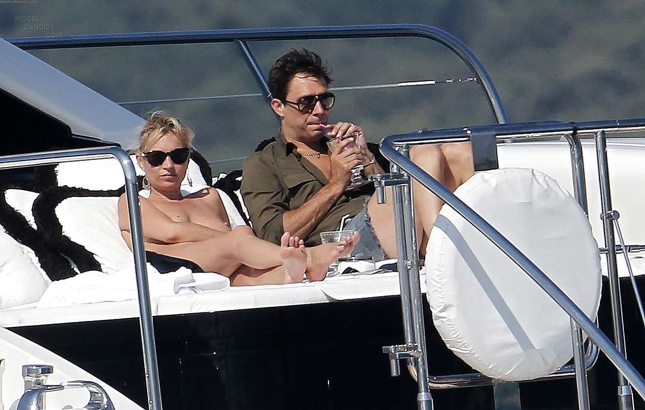 Kate Moss genießt ein Sonnenbad oben ohne auf einer Yacht, die von Paparazzi gefilmt wurde
 #75296393