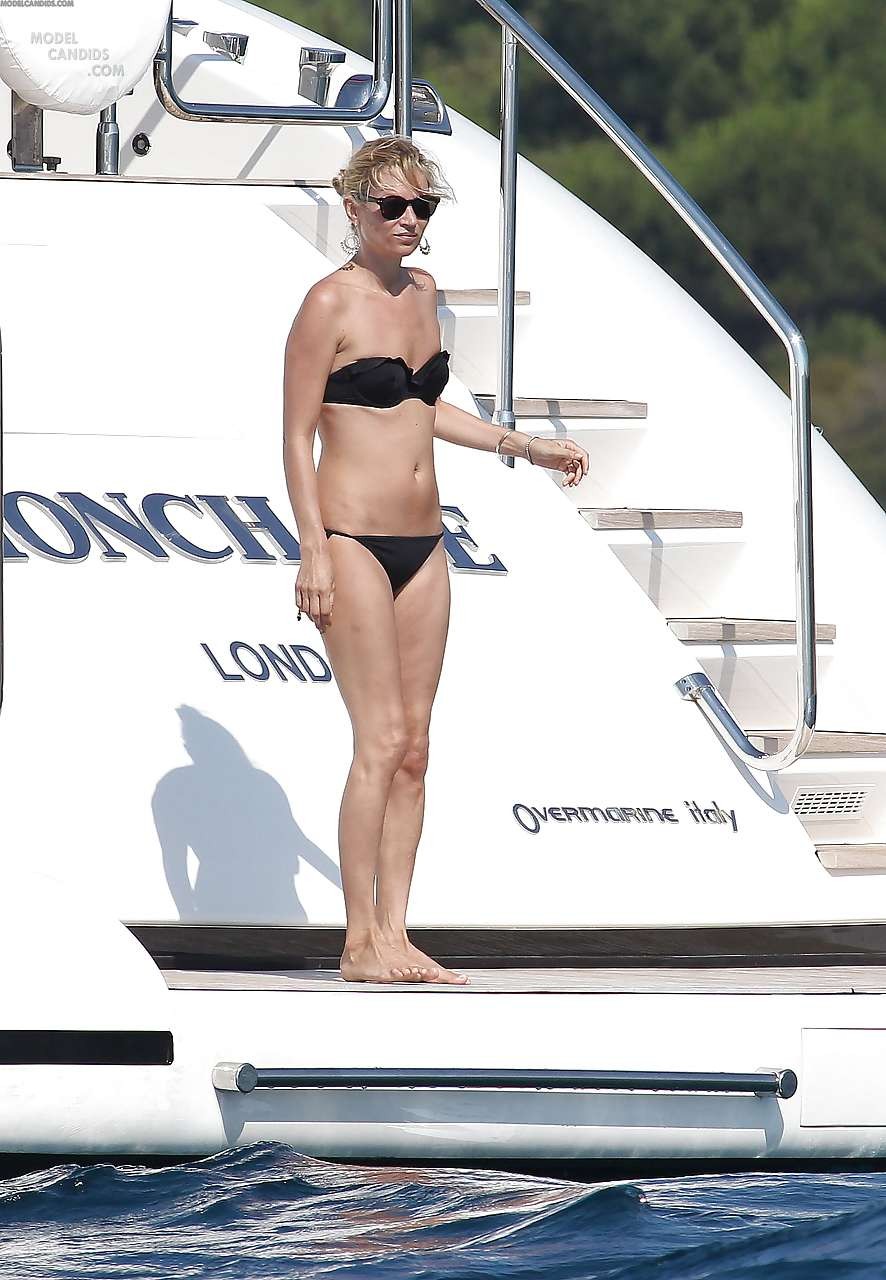 Kate Moss profite d'un bain de soleil seins nus sur un yacht pris par les paparazzis.
 #75296414