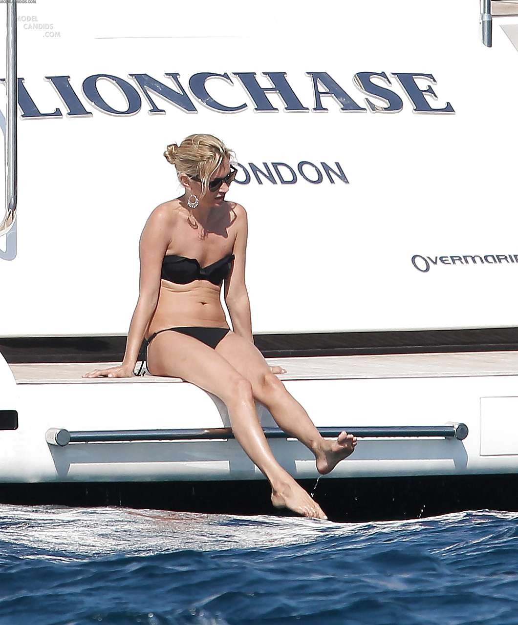 ヨットの上でトップレスで日光浴を楽しむケイト・モスの姿がパパラッチされる
 #75296443