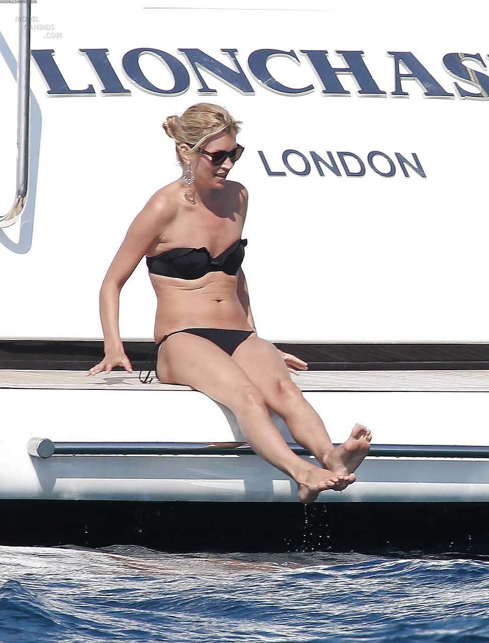 Kate Moss profite d'un bain de soleil seins nus sur un yacht pris par les paparazzis.
 #75296450