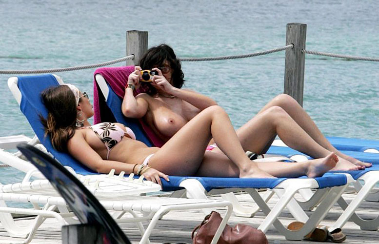 Sophie howard che mostra le sue belle grandi tette sulla spiaggia
 #75404086