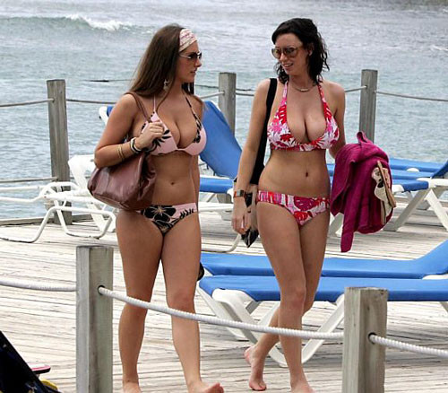Sophie Howard zeigt ihre schönen großen Titten am Strand
 #75404092