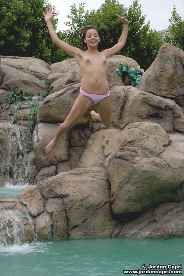 ブルネットのティーンJordan Capriがプールで遊ぶ
 #75042919