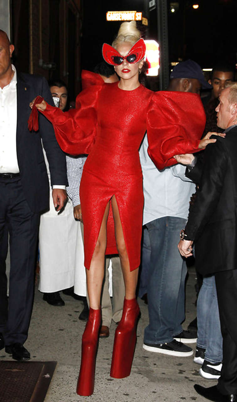 Lady Gaga dando vista sulla sua fica upskirt da paparazzi
 #75288569