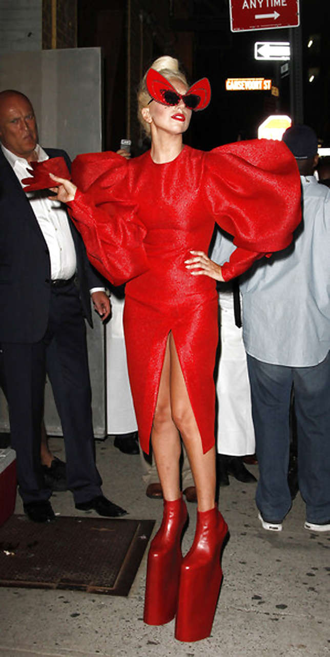 Lady Gaga dando vista sulla sua fica upskirt da paparazzi
 #75288573