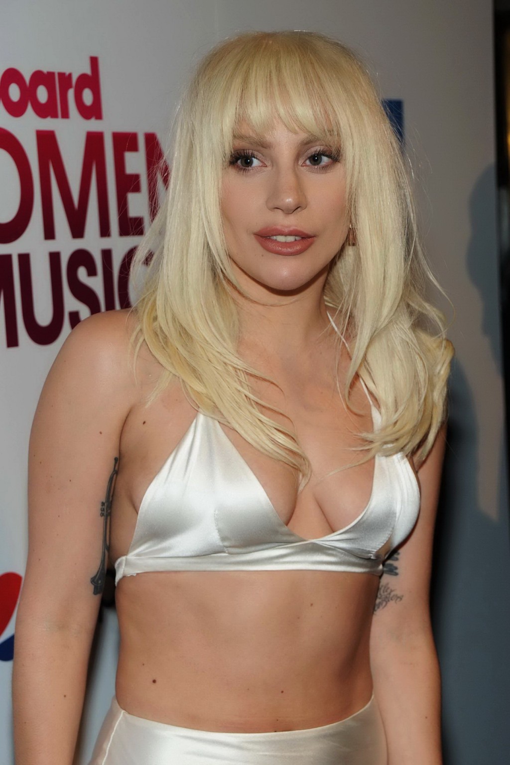 Lady Gaga vollbusig in winzigem weißen BH und Rock in der Öffentlichkeit
 #75148654