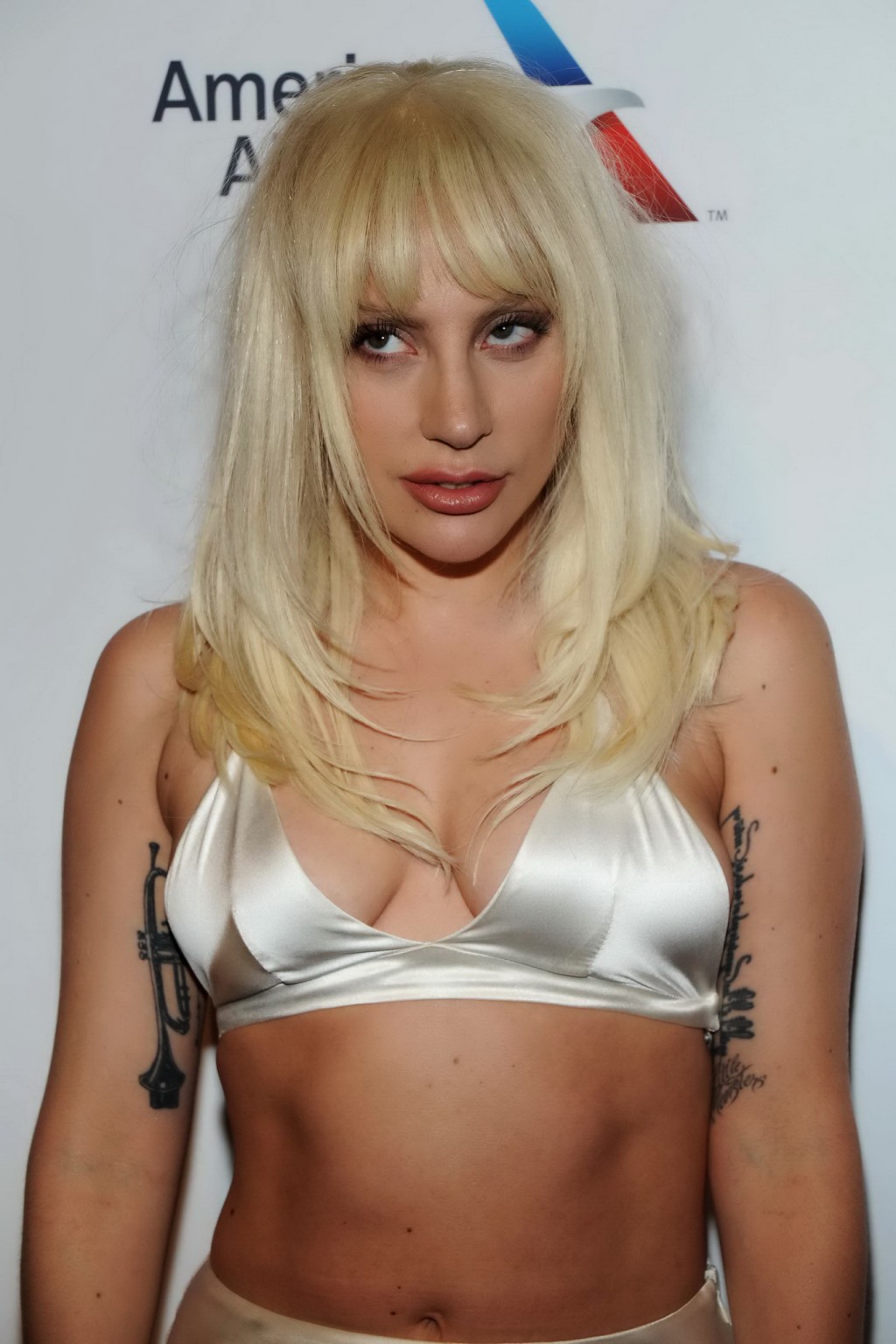Lady Gaga vollbusig in winzigem weißen BH und Rock in der Öffentlichkeit
 #75148660