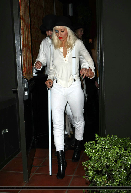 Christina Aguilera in posa molto sexy in pantaloni bianchi
 #75406379