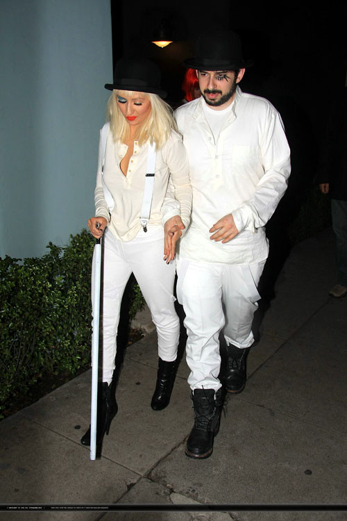 Christina Aguilera in posa molto sexy in pantaloni bianchi
 #75406397