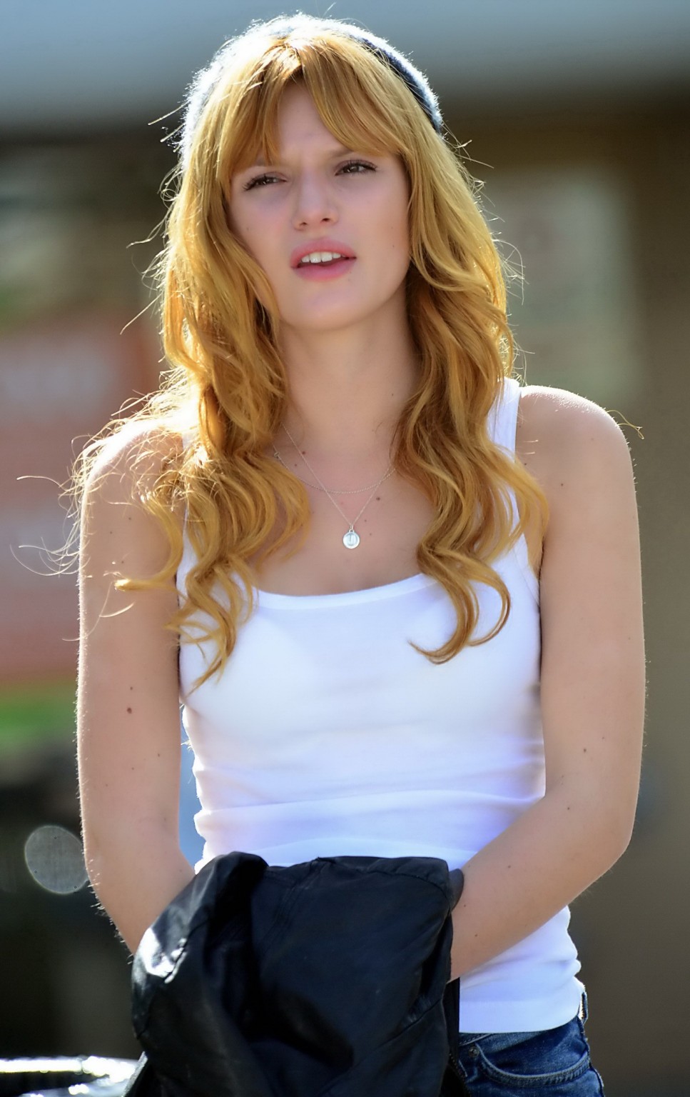 Bella Thorne con un top transparente con sujetador y vaqueros en Studio City
 #75211637