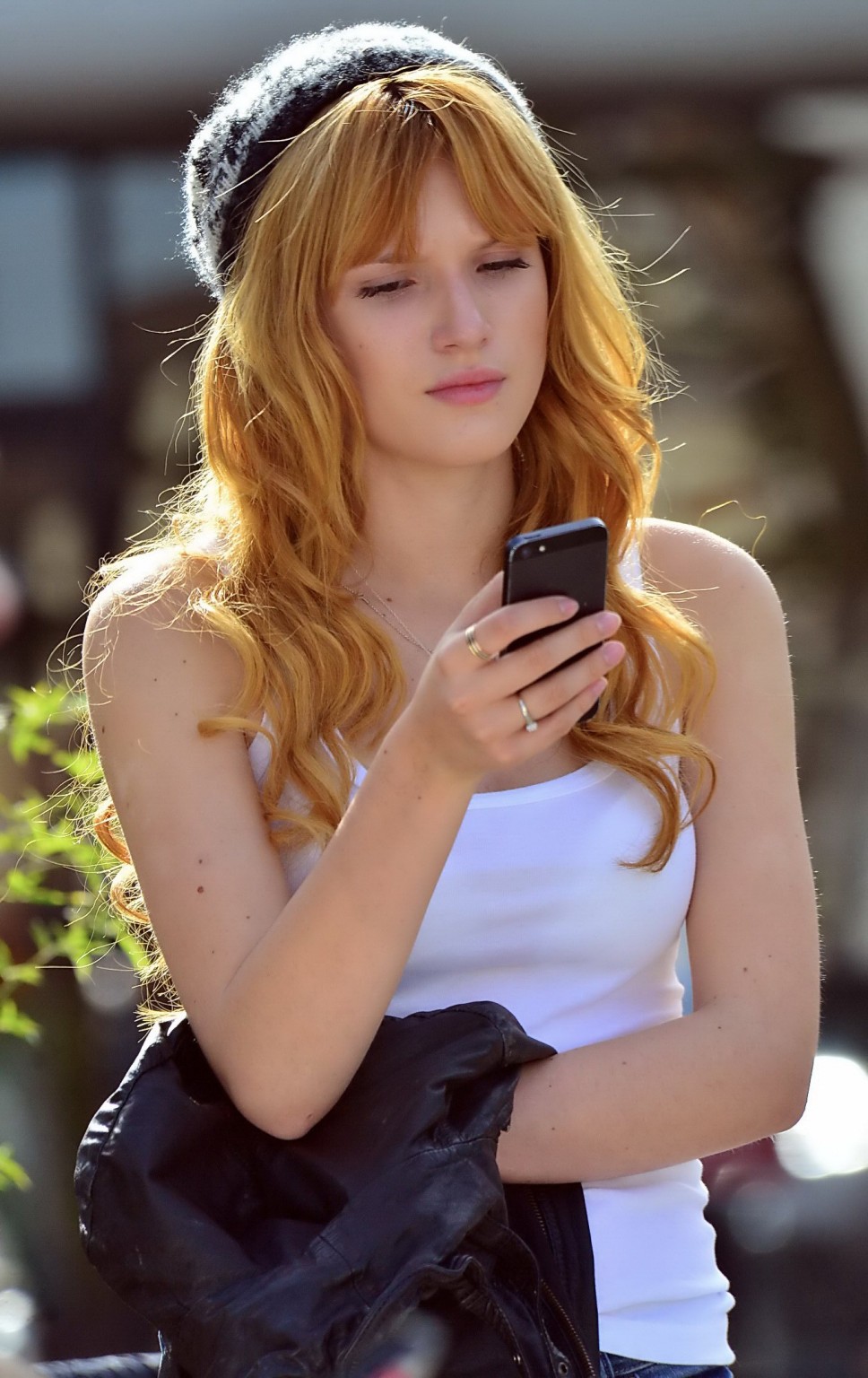 Bella Thorne con un top transparente con sujetador y vaqueros en Studio City
 #75211666