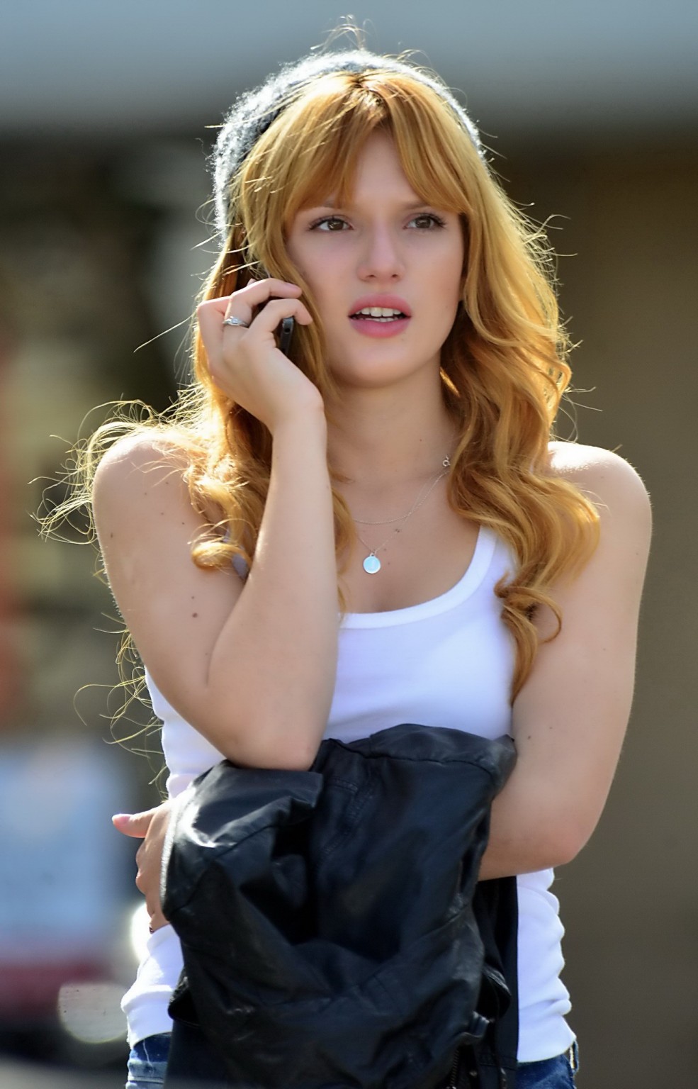 Bella Thorne portant un haut transparent avec soutien-gorge et un jean à Studio City.
 #75211674