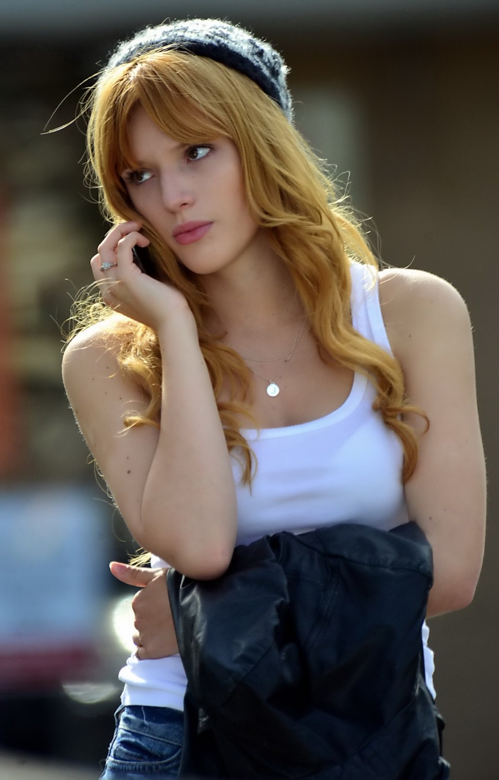 Bella Thorne portant un haut transparent avec soutien-gorge et un jean à Studio City.
 #75211719