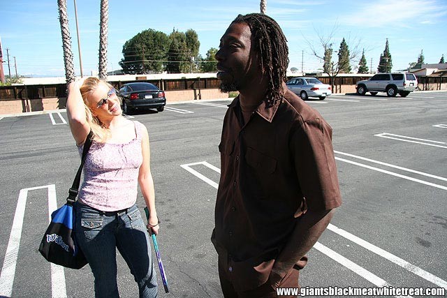 Rubia caliente Trinity Harding recibe en su boca una polla negra
 #77853295