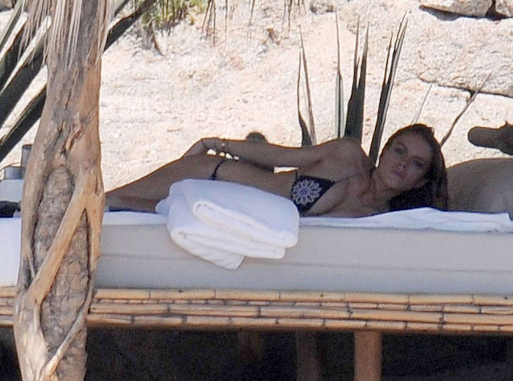 Lindsay Lohan montrant son cul sexy et ses seins énormes.
 #75367923