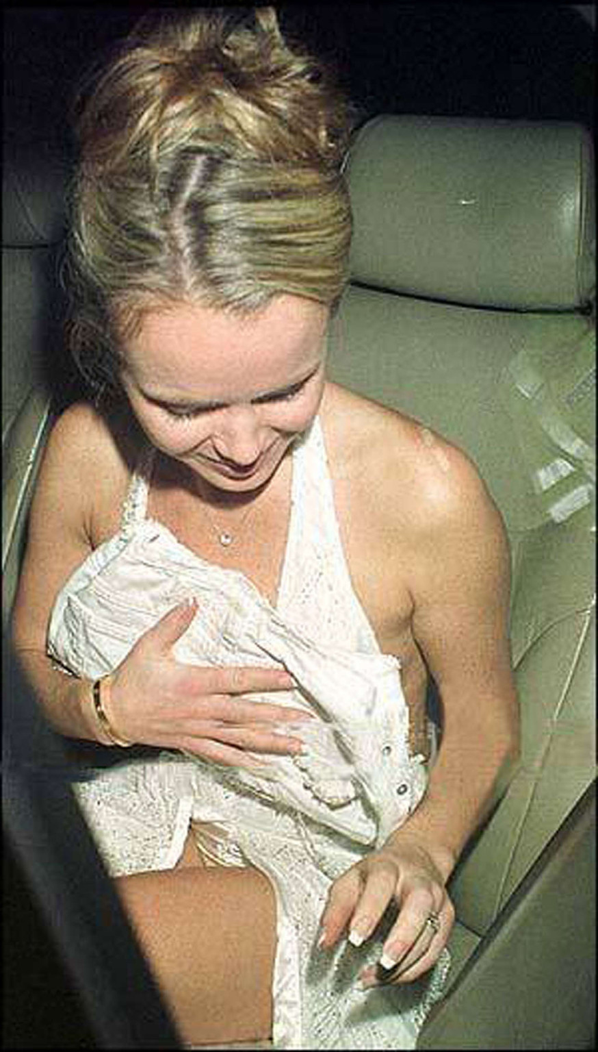 アマンダ・ホールデン、乳房を露出したパパラッチ写真とセクシーなポージング
 #75372599