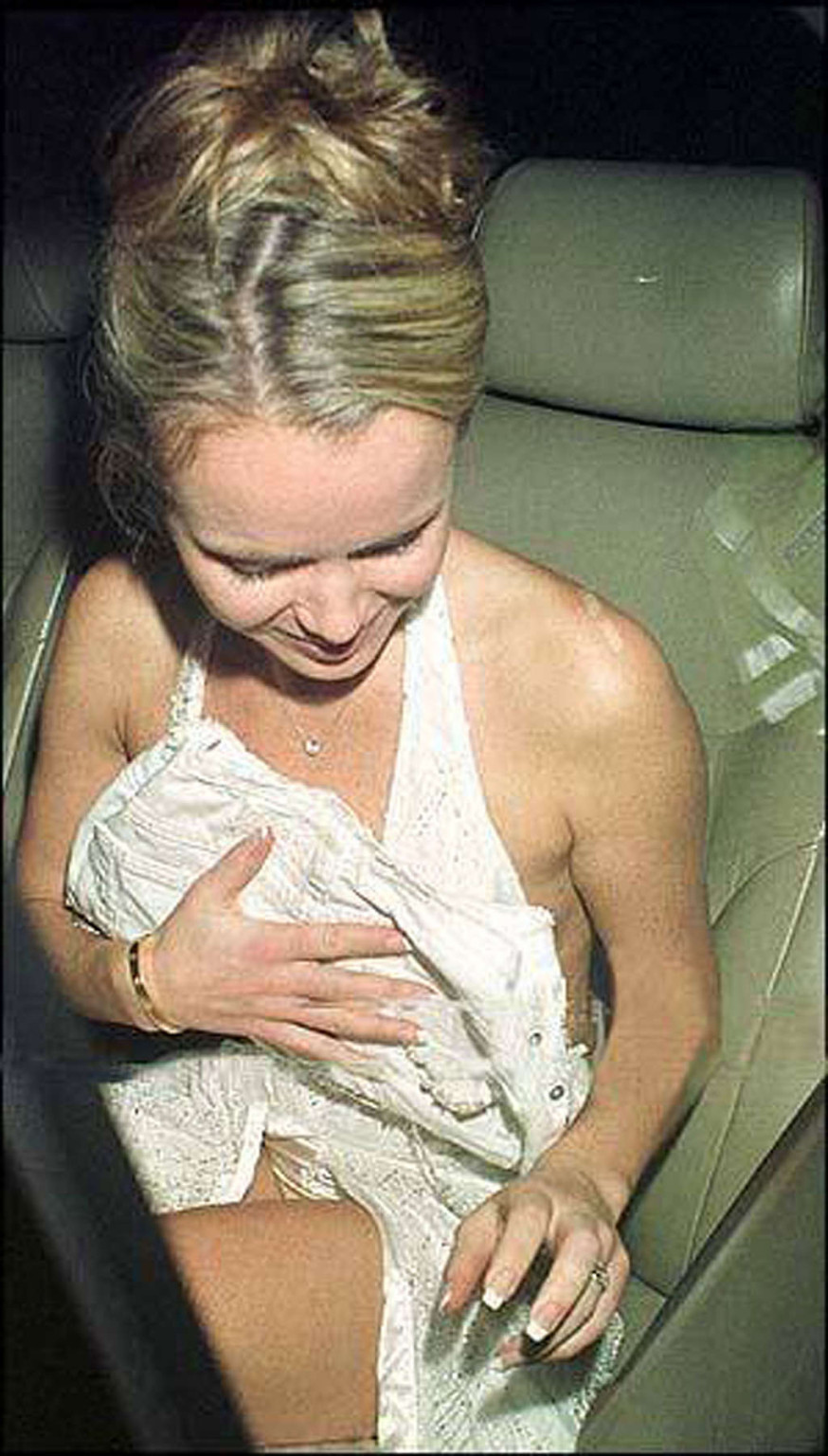 Amanda Holden exponiendo sus bonitas tetas en fotos de paparazzi y posando sexy
 #75372599