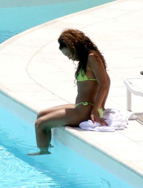 Beyonce Knowles entblößt sexy Körper und heißen Arsch im Bikini am Pool
 #75290291
