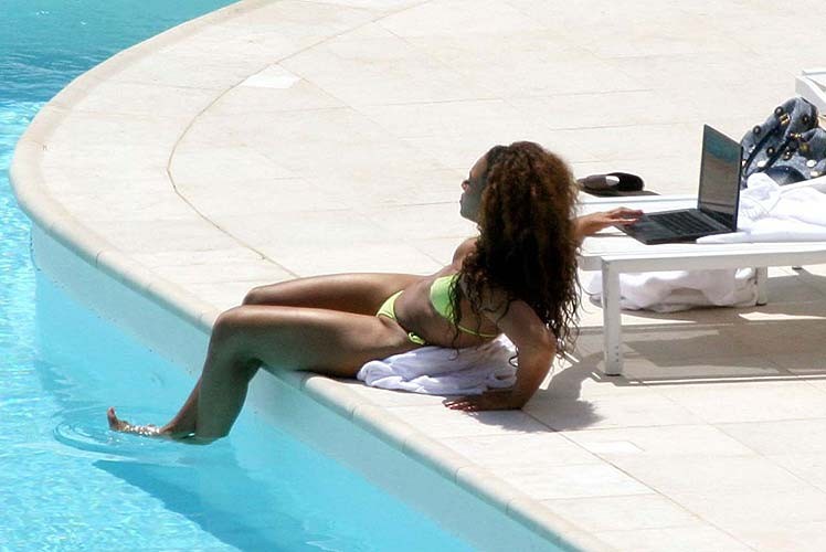 Beyonce knowles exponiendo su cuerpo sexy y su culo caliente en bikini en la piscina
 #75290304