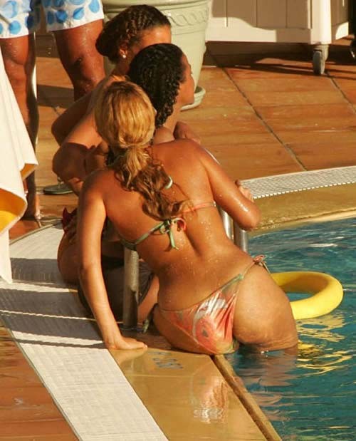 Beyonce Knowles entblößt sexy Körper und heißen Arsch im Bikini am Pool
 #75290308