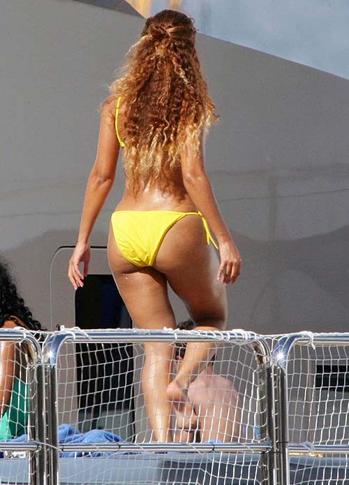 Beyonce knowles exponiendo su cuerpo sexy y su culo caliente en bikini en la piscina
 #75290312