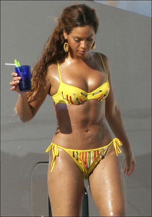 Beyonce knowles exponiendo su cuerpo sexy y su culo caliente en bikini en la piscina
 #75290324