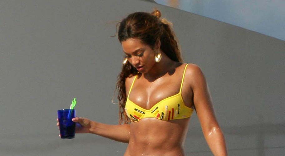 Beyonce knowles exponiendo su cuerpo sexy y su culo caliente en bikini en la piscina
 #75290331