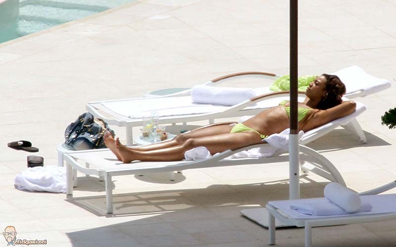 Beyonce knowles exponiendo su cuerpo sexy y su culo caliente en bikini en la piscina
 #75290338