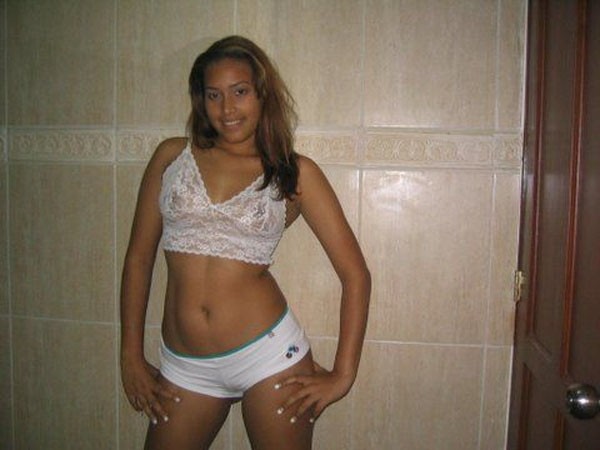 Petite Latina Babe saugt Schwanz und wird gefickt Doggy Style
 #77097001