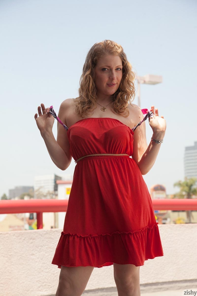 Beauté curvy dans une robe rouge
 #72935155