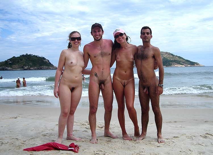 De vraies amies amatrices faisant l'amour en public sur la plage.
 #67260488