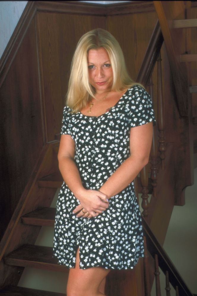 Rubia ansiosa ama de casa separando los labios de su apretado coño rosa
 #73892609