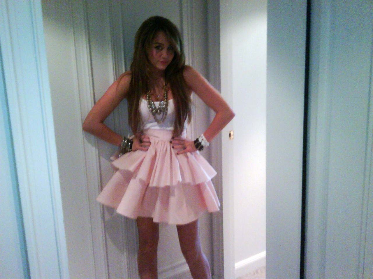 Miley Cyrus en mini-jupe transparente et collant, sexy dans son appartement personnel.
 #75318594