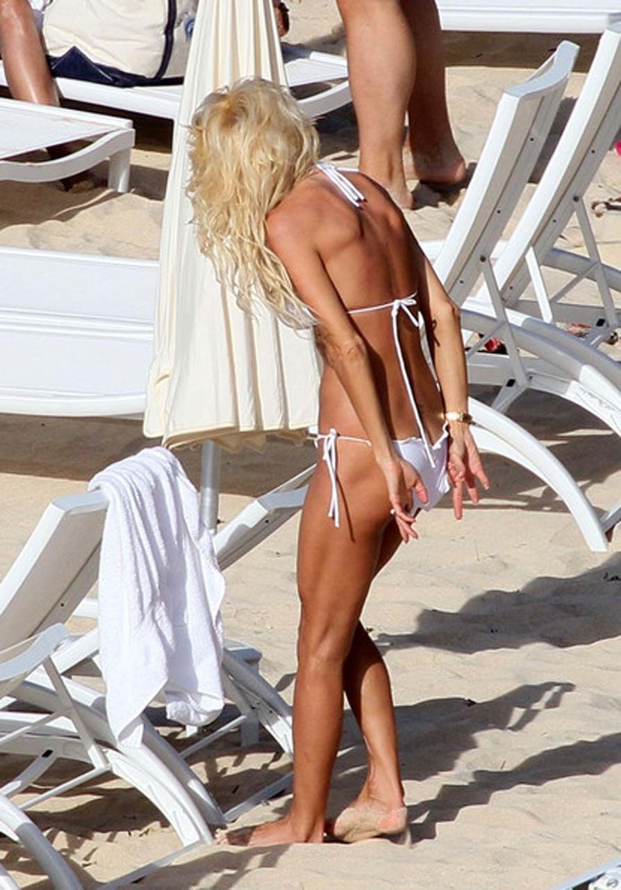 Victoria silvstedt exponiendo su bonito cuerpo en bikini blanco en la playa
 #75321511