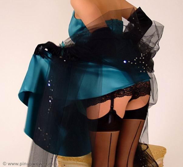 Pin-up-Babe posiert in Strümpfen und Dessous
 #78320210