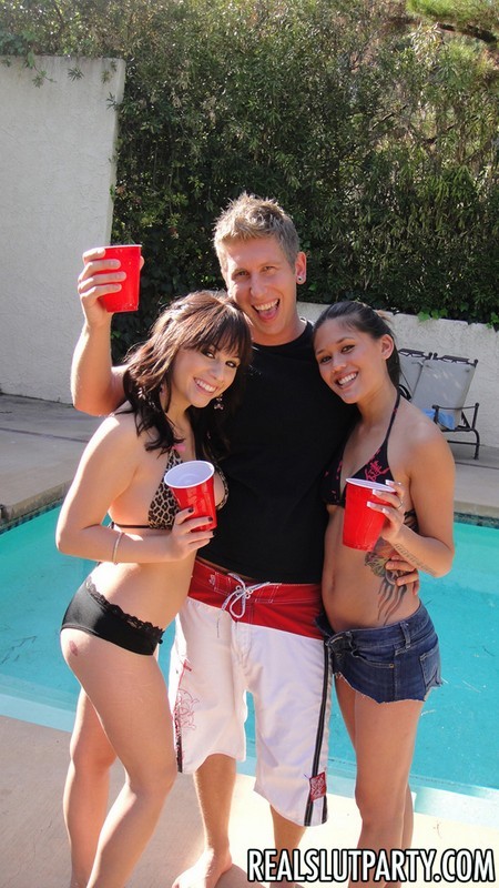 Ragazzo fortunato riceve un pompino da tre ragazze calde ad una festa in piscina
 #76400180