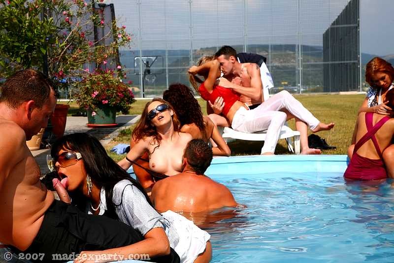 Europäische Glamour-Babes teilen sich Dildos bei einer Poolparty
 #76324426