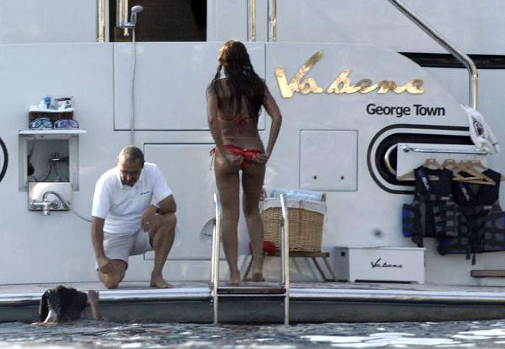 Beyonce Knowles entblößt ihren verdammt sexy und heißen Arsch im Tanga
 #75350699