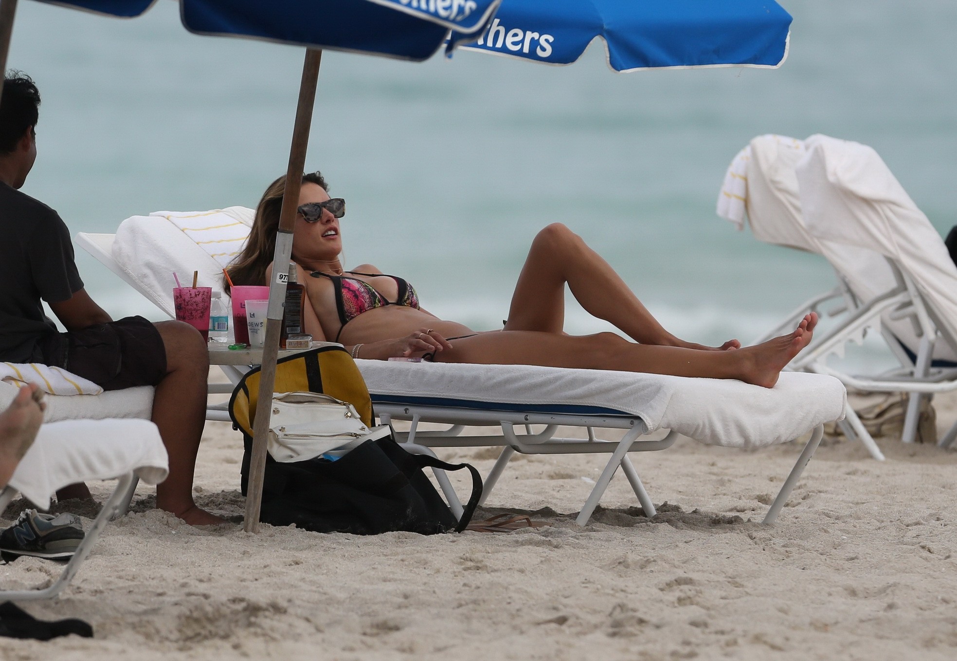 Alessandra ambrosio che abbronza il suo corpo caldo in un piccolo bikini colorato in spiaggia 
 #75205745