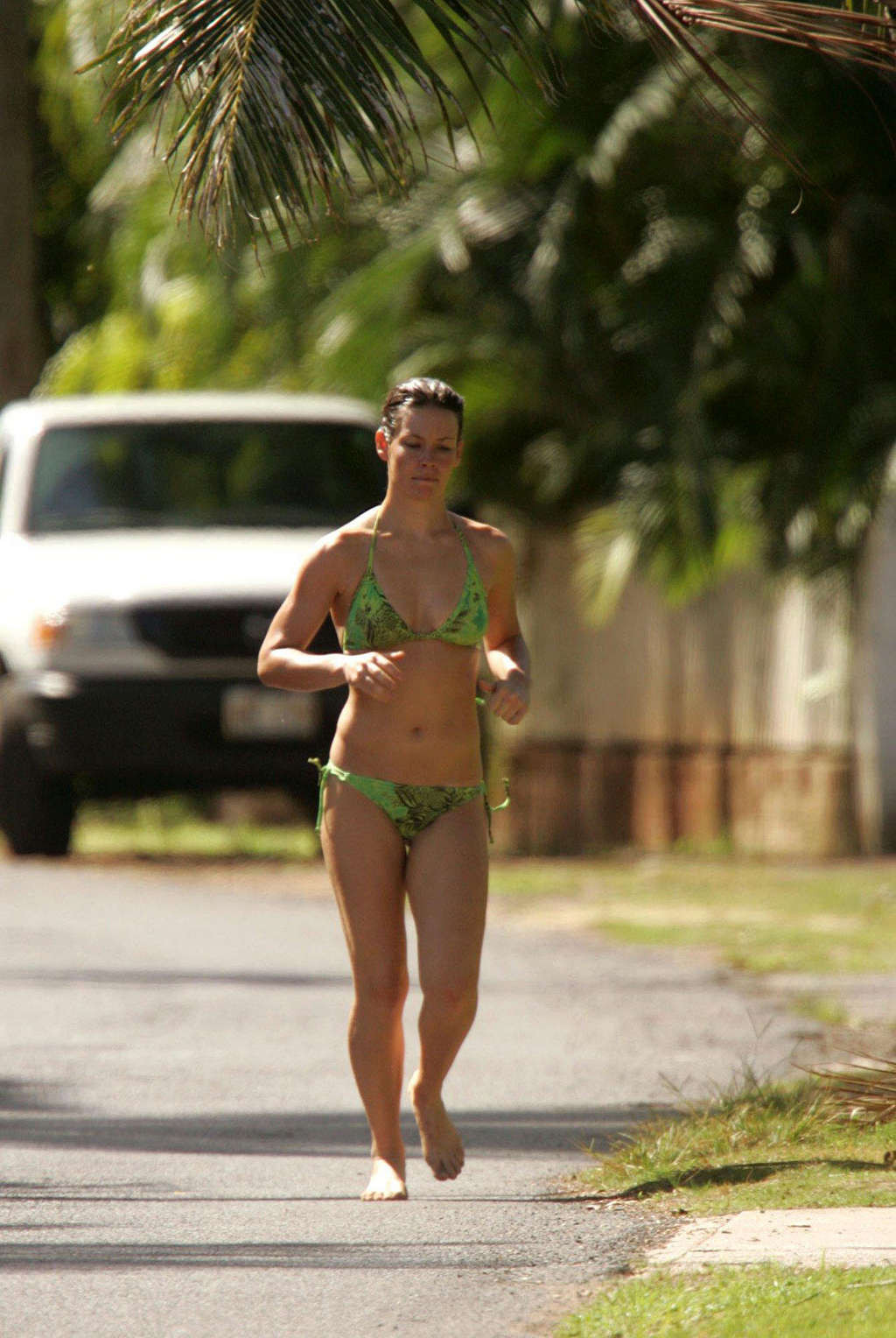 Evangeline lilly che mostra il suo corpo sexy e culo caldo in bikini
 #75354135